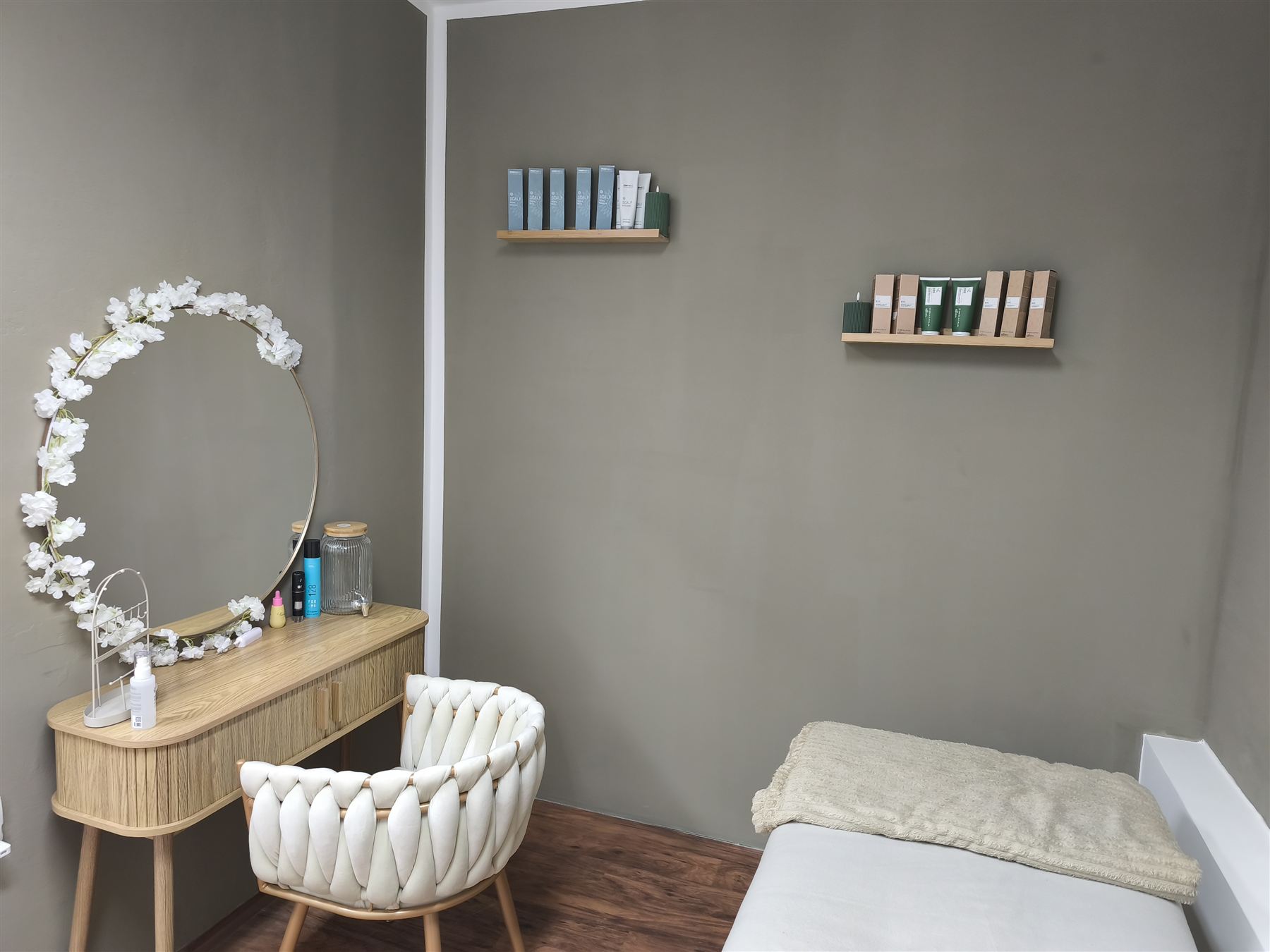 Zákoutí Head Spa se zrcadlem a lehátkem